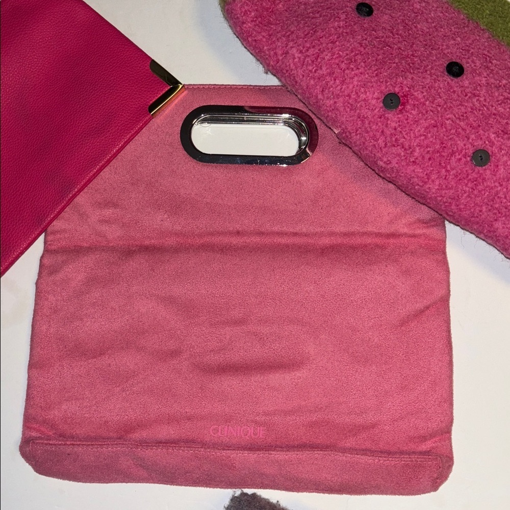 CLINQUE PINK FAUX SUEDE CLUTCH/HAND BAG WITH SILVER HANDLE
ADORABLE ππππ - Picture 5 of 11